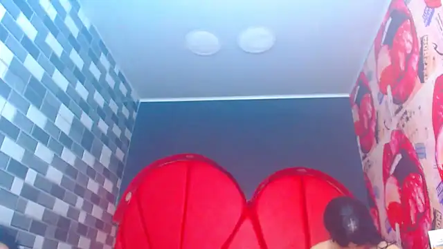 Snapshot of julessxcharlotte chatting on December 18, 2025, 2:21 pm julessxcharlotte online show from December 18, 2025, 2:21 pm