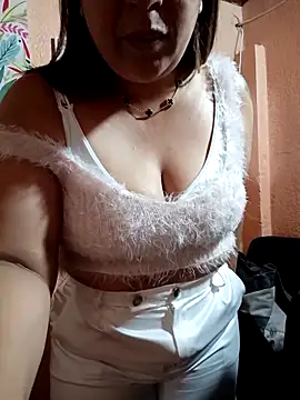 Mia-Glow online show from November 4, 2025, 12:09 pm