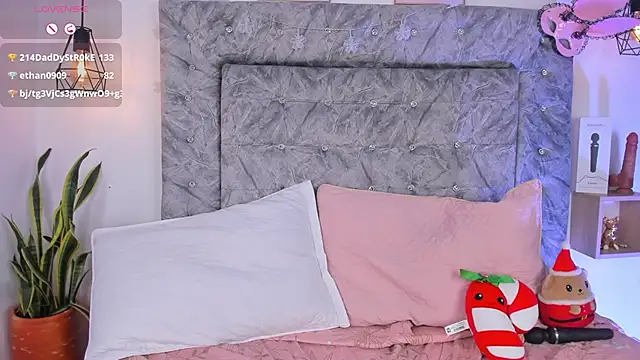 Snapshot of Seraphyne666 chatting on December 13, 2025, 8:04 pm Seraphyne666 online show from December 13, 2025, 8:04 pm