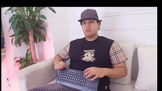 Naim Bennetsex online show from November 3, 2025, 6:33 pm