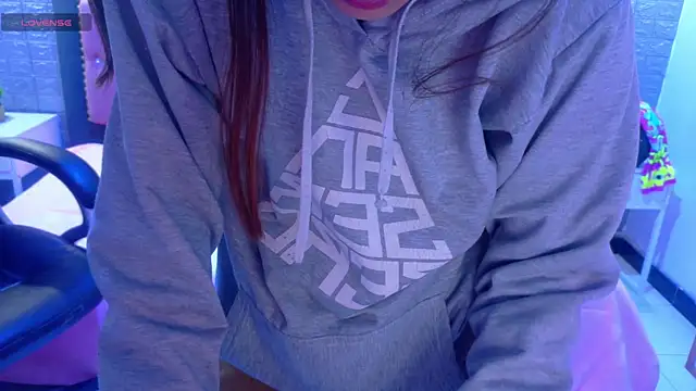 Snapshot of Natalie_loffreda chatting on December 17, 2025, 3:11 am Natalie loffreda online show from December 17, 2025, 3:11 am