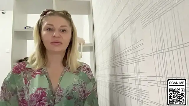 Snapshot of Blondie_xoxoxo chatting on November 13, 2025, 6:39 am Blondie xoxoxo online show from November 13, 2025, 6:39 am