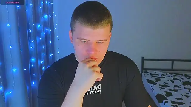 kittenmurr online show from November 26, 2025, 3:39 am