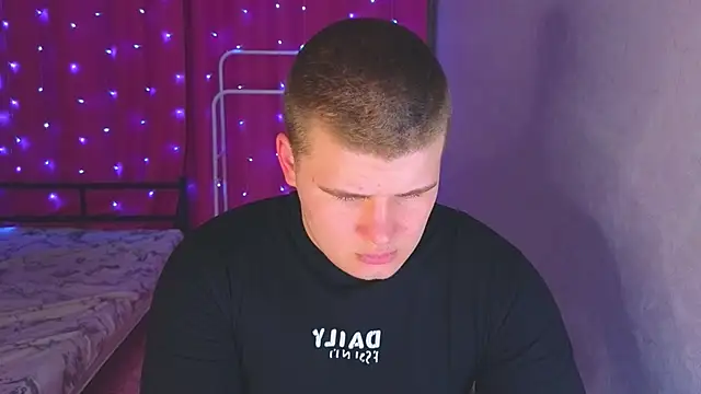 kittenmurr online show from April 16, 2026, 8:20 pm