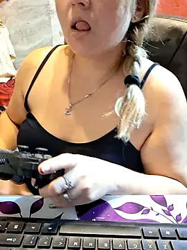 Snapshot of qSensi chatting on December 4, 2025, 11:37 pm qSensi online show from December 4, 2025, 11:37 pm