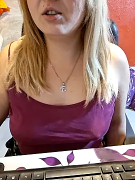 Snapshot of qSensi chatting on December 2, 2025, 9:27 pm qSensi online show from December 2, 2025, 9:27 pm