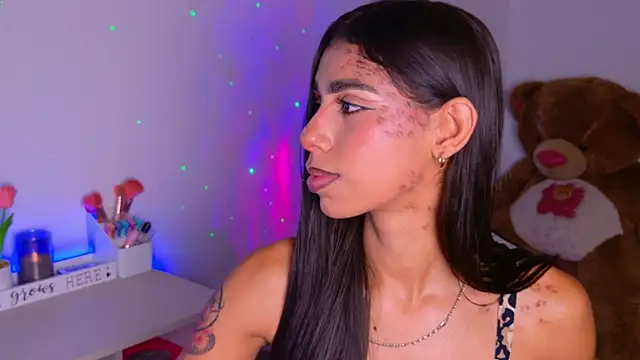 BrunetteAdams001 online show from October 23, 2025, 3:16 am