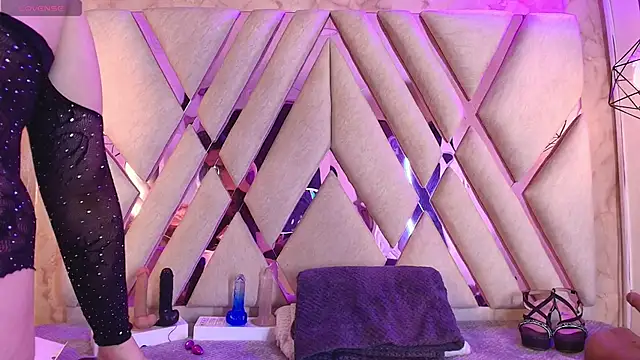 Lilith curvy online show from December 5, 2025, 8:17 pm