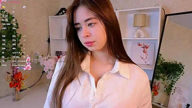 Snapshot of TraciMyntti chatting on November 18, 2025, 1:21 am TraciMyntti online show from November 18, 2025, 1:21 am