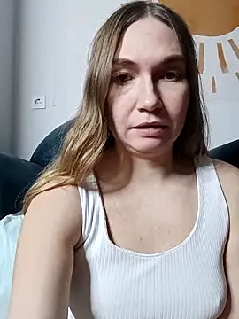 Snapshot of KisaVixen chatting on December 15, 2025, 4:24 pm KisaVixen online show from December 15, 2025, 4:24 pm