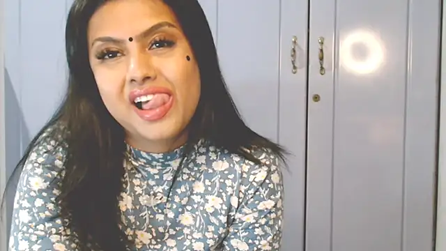 Snapshot of Indian_GlowingMiax chatting on October 19, 2025, 5:05 pm Indian GlowingMiax online show from October 19, 2025, 5:05 pm