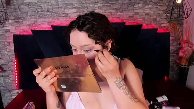 Suxan White  online show from April 16, 2026, 9:39 pm