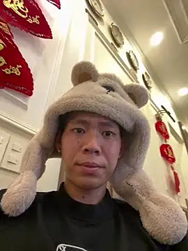 linh21107 online show from April 13, 2026, 1:04 pm