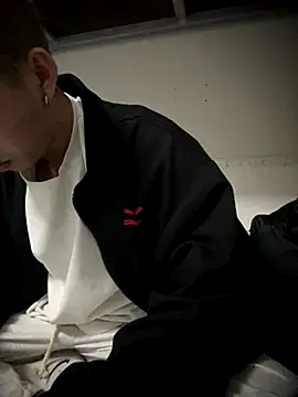 linh21107 online show from November 27, 2025, 10:27 am