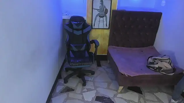 Snapshot of alison_moon7 chatting on November 4, 2025, 11:03 am alison moon7 online show from November 4, 2025, 11:03 am