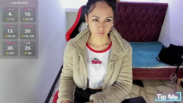 Snapshot of alison_moon7 chatting on December 5, 2025, 1:43 pm alison moon7 online show from December 5, 2025, 1:43 pm