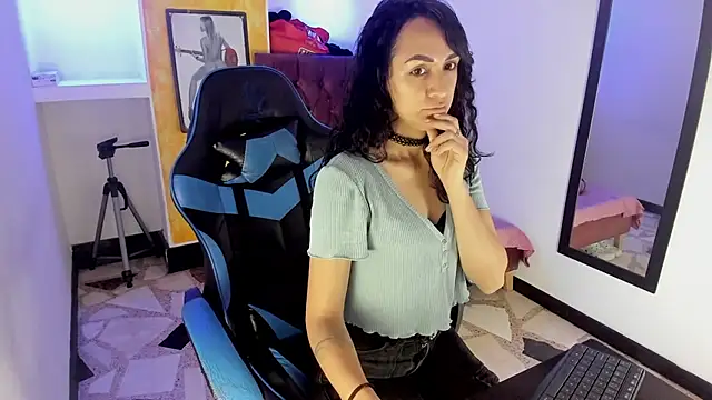 Snapshot of alison_moon7 chatting on October 24, 2025, 11:42 am alison moon7 online show from October 24, 2025, 11:42 am