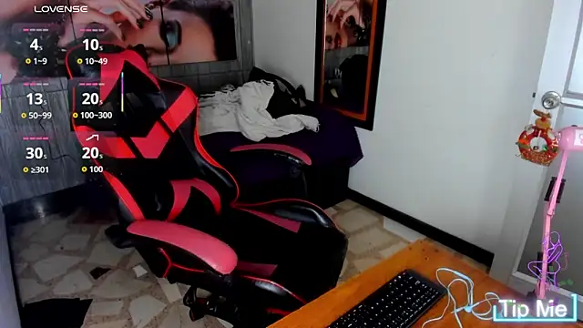 Snapshot of alison_moon7 chatting on December 4, 2025, 6:40 pm alison moon7 online show from December 4, 2025, 6:40 pm