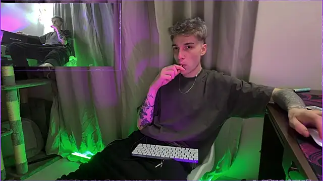Snapshot of davesinner chatting on May 8, 2026, 2:37 am davesinner online show from May 8, 2026, 2:37 am