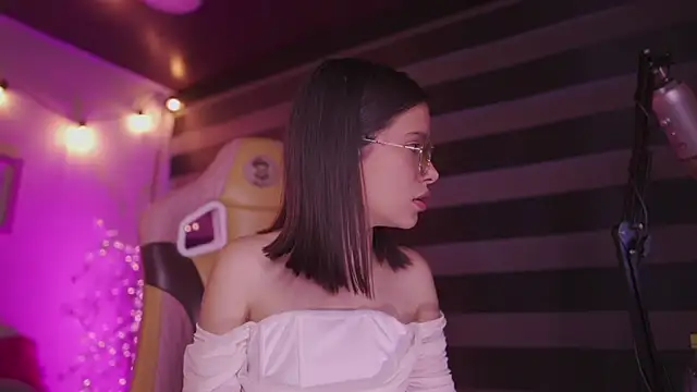 Snapshot of Lana_Dreams_ chatting on November 19, 2025, 10:32 pm Lana Dreams online show from November 19, 2025, 10:32 pm