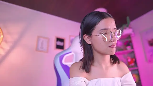 Snapshot of Lana_Dreams_ chatting on November 21, 2025, 2:10 am Lana Dreams online show from November 21, 2025, 2:10 am