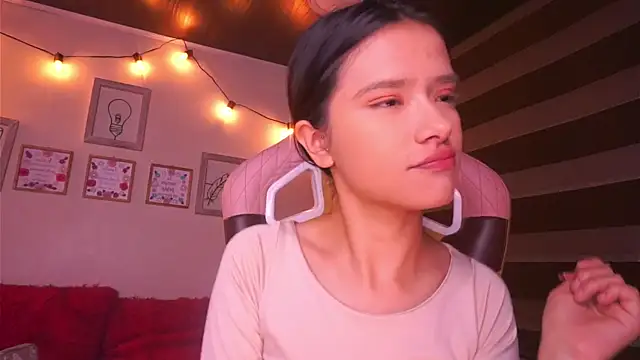 Snapshot of Lana_Dreams_ chatting on November 26, 2025, 12:32 am Lana Dreams online show from November 26, 2025, 12:32 am