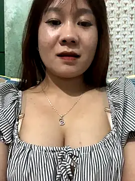 Snapshot of qinejr37 chatting on November 24, 2025, 2:06 pm qinejr37 online show from November 24, 2025, 2:06 pm