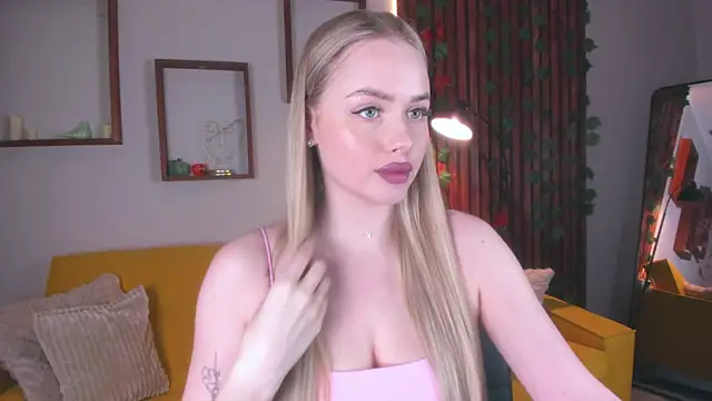 Snapshot of AvroraGoldie chatting on November 26, 2025, 10:26 am AvroraGoldie online show from November 26, 2025, 10:26 am