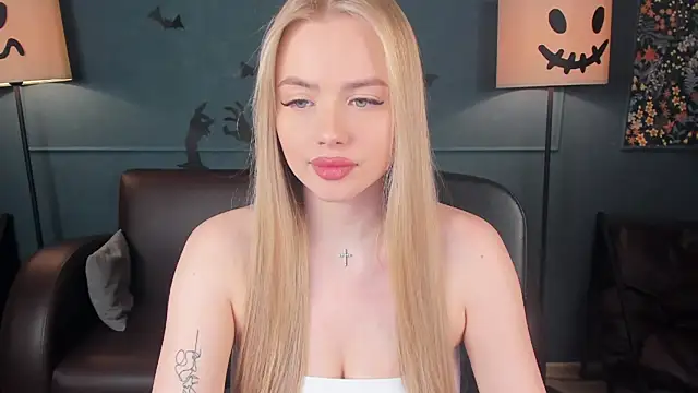 Snapshot of AvroraGoldie chatting on October 22, 2025, 10:36 am AvroraGoldie online show from October 22, 2025, 10:36 am