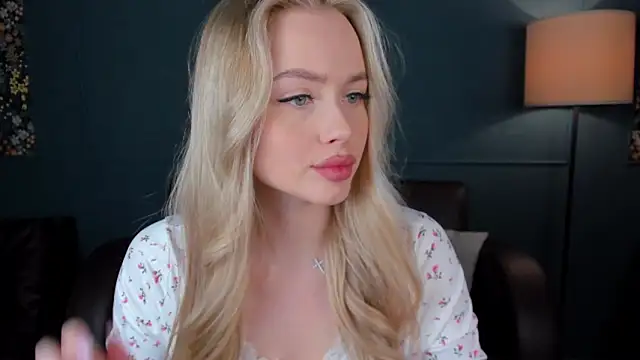 Snapshot of AvroraGoldie chatting on October 6, 2025, 10:27 am AvroraGoldie online show from October 6, 2025, 10:27 am