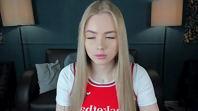 Snapshot of AvroraGoldie chatting on October 17, 2025, 10:29 am AvroraGoldie online show from October 17, 2025, 10:29 am