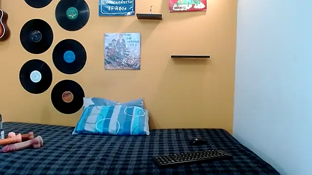 skinnyverus18 online show from March 25, 2026, 1:10 pm