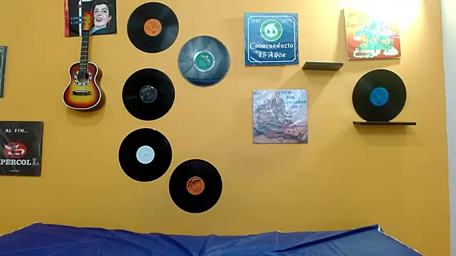 skinnyverus18 online show from November 9, 2025, 6:56 pm