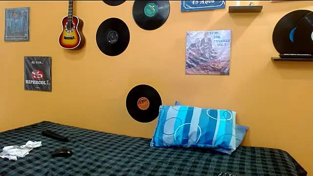 skinnyverus18 online show from December 18, 2025, 7:07 pm