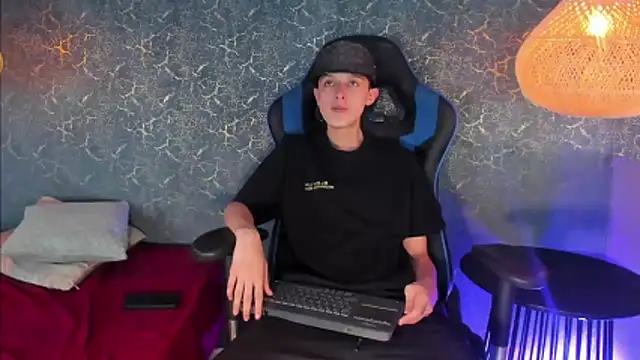 ArthurCox online show from November 21, 2025, 7:35 pm