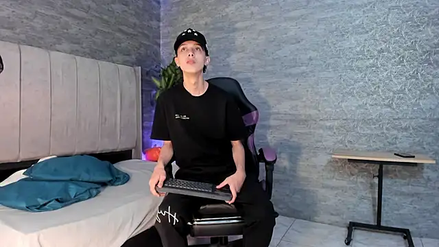 ArthurCox online show from November 5, 2025, 5:27 pm