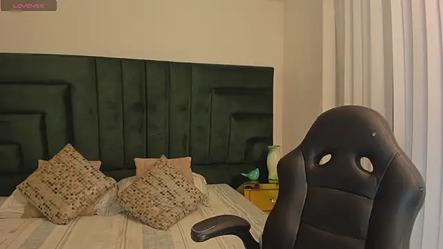 Snapshot of SaraWagner_ chatting on October 24, 2025, 12:09 am SaraWagner online show from October 24, 2025, 12:09 am