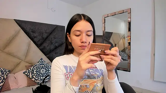 Snapshot of SaraWagner_ chatting on October 25, 2025, 12:10 am SaraWagner online show from October 25, 2025, 12:10 am