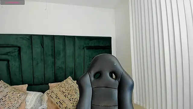 SaraWagner  online show from February 5, 2026, 11:55 pm