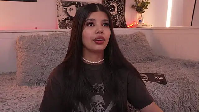 sophieee art online show from November 25, 2025, 8:31 pm