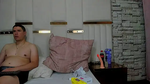 Snapshot of CandyandSteven chatting on December 14, 2025, 2:51 am CandyandSteven online show from December 14, 2025, 2:51 am