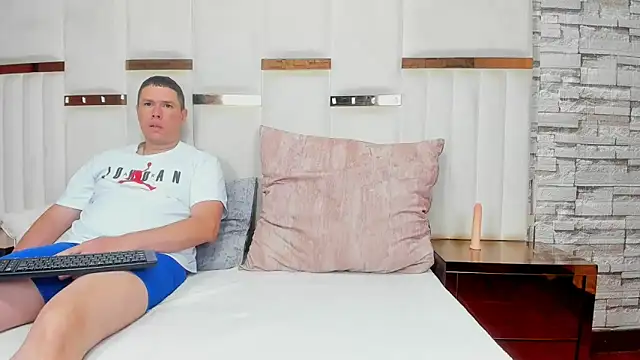 Snapshot of CandyandSteven chatting on November 21, 2025, 2:43 am CandyandSteven online show from November 21, 2025, 2:43 am