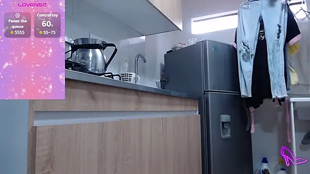 Snapshot of AllysonStonne chatting on December 3, 2025, 10:09 pm AllysonStonne online show from December 3, 2025, 10:09 pm