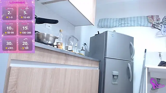 Snapshot of AllysonStonne chatting on October 25, 2025, 10:43 pm AllysonStonne online show from October 25, 2025, 10:43 pm