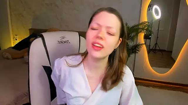 Lunar Lily online show from December 1, 2025, 5:30 am