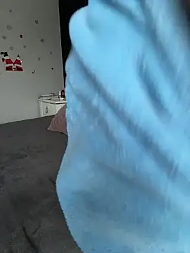 TenderLaGlamor online show from December 21, 2025, 1:57 pm