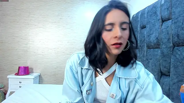 Snapshot of MiaAmore_ chatting on November 28, 2025, 8:31 pm MiaAmore online show from November 28, 2025, 8:31 pm