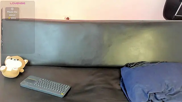 zarek lux online show from March 27, 2026, 1:23 pm