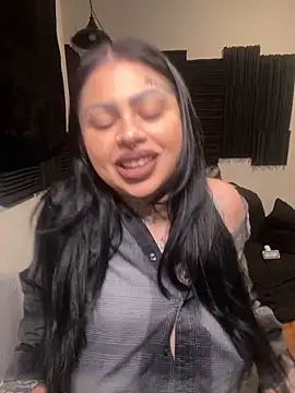 chicanachic13 online show from October 18, 2025, 5:31 am