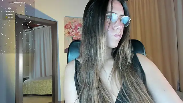 Snapshot of Valey_x chatting on December 3, 2025, 4:02 am Valey x online show from December 3, 2025, 4:02 am